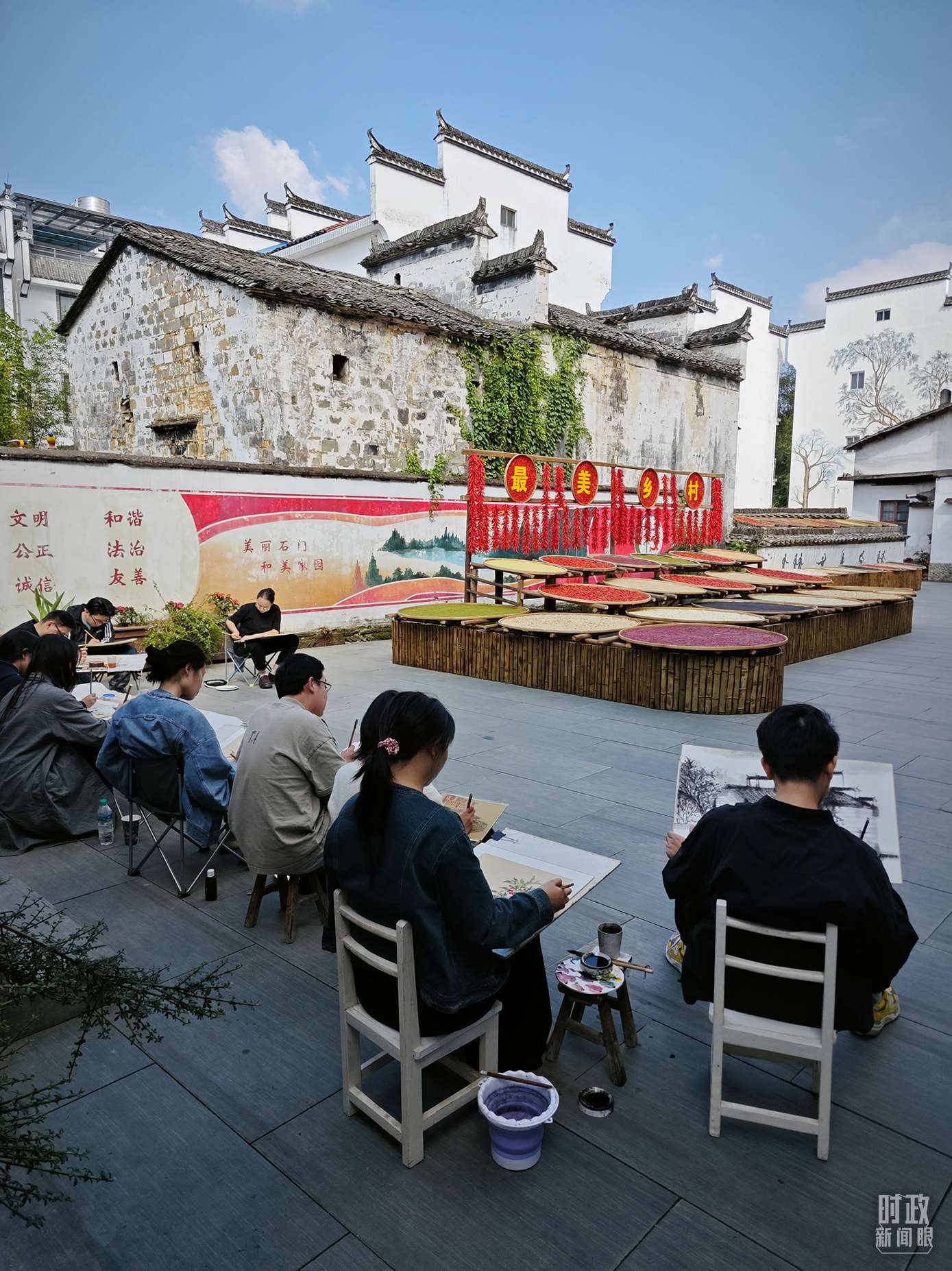 △来自中国美术学院的同学在石门村写生。（总台央视记者郁振一拍摄）