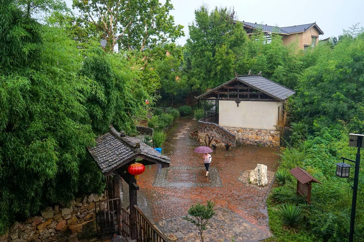 烟雨蒙蒙的小朱湾。受访者供图