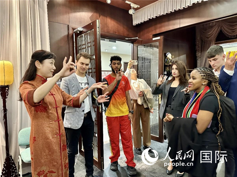 国际民间人士代表团参观古北市民中心昆曲教室。人民网记者 周雨摄