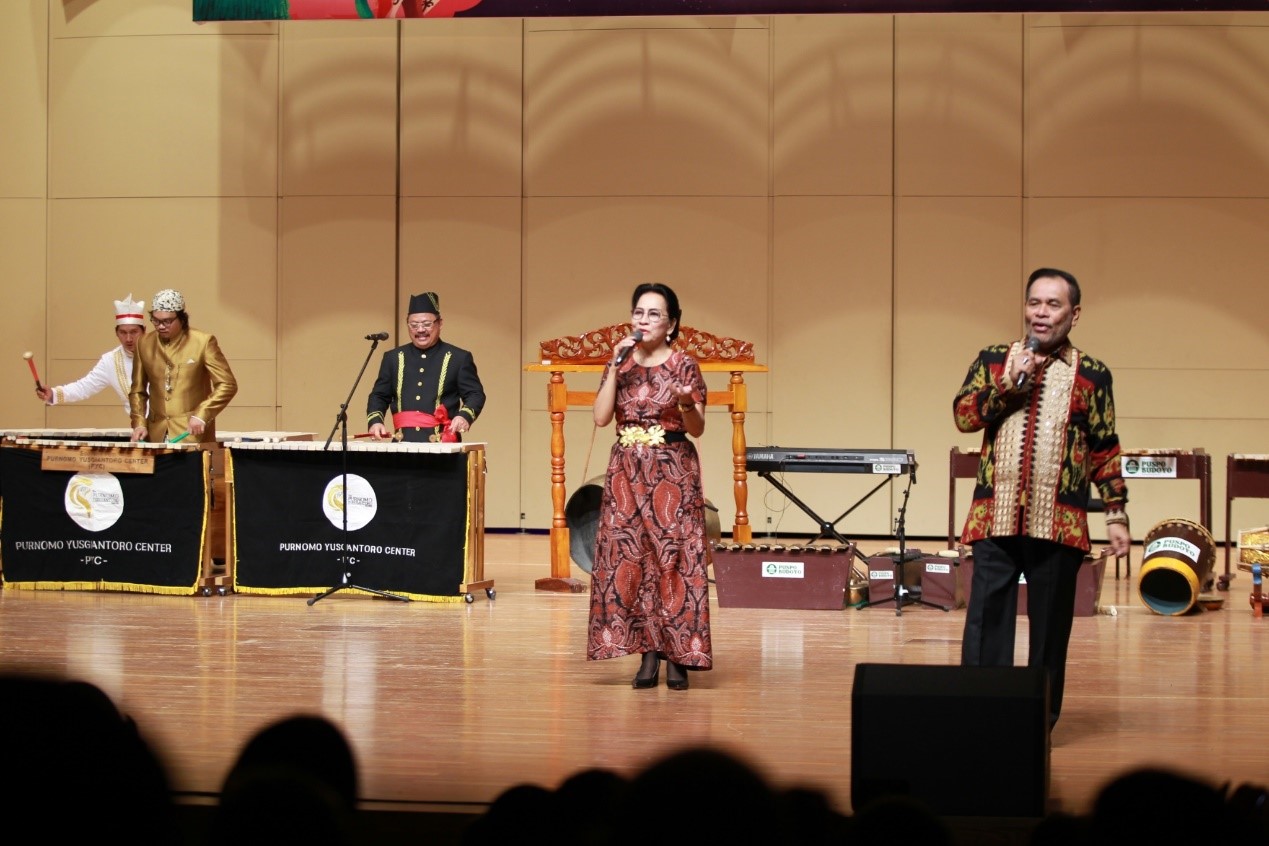 印尼驻华大使周浩黎及夫人艾茜薇演唱中文歌曲《月亮代表我的心》。印尼驻华大使馆供图