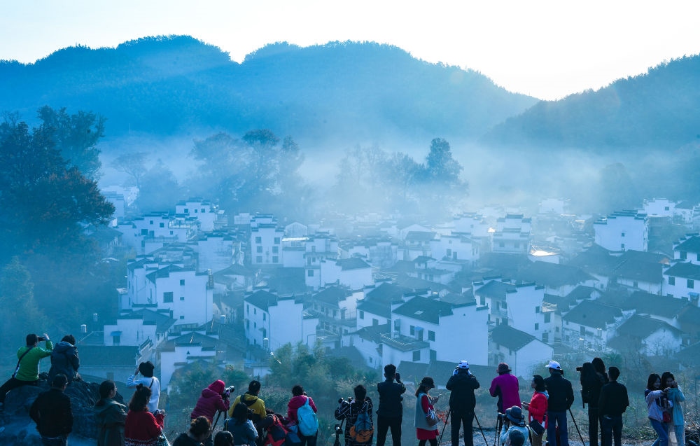 游客在婺源县石城村游玩（2019年11月8日摄）。