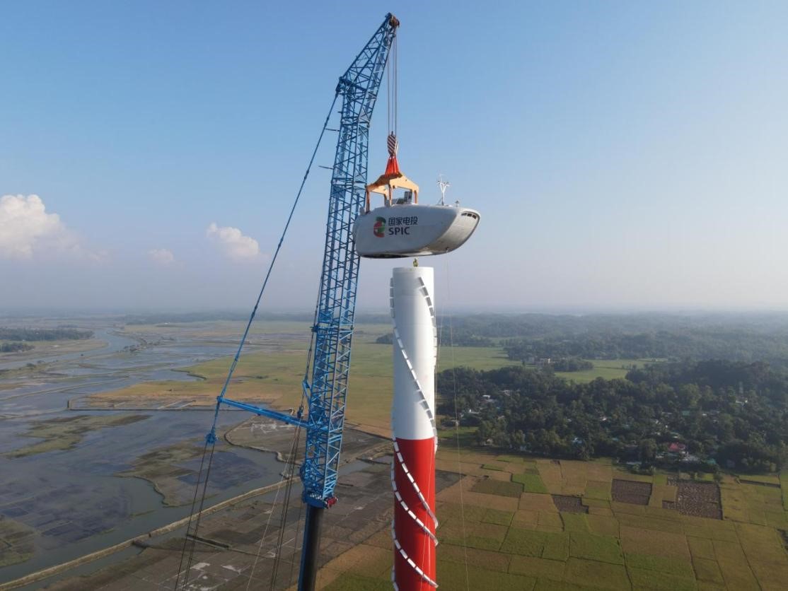 孟加拉国科巴风电项目首台风机吊装。国家电投供图