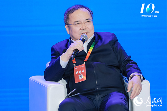 吉林大学党委副书记韩喜平出席圆桌论坛并发言。