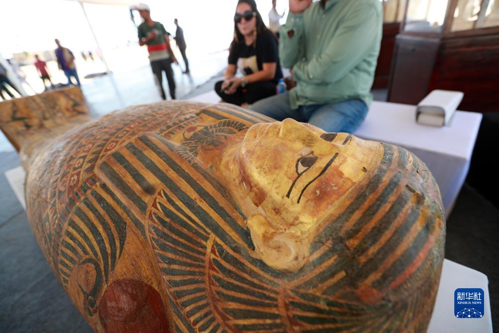 这是10月15日在埃及明亚省考古现场拍摄的彩绘木乃伊棺椁。新华社记者 隋先凯 摄