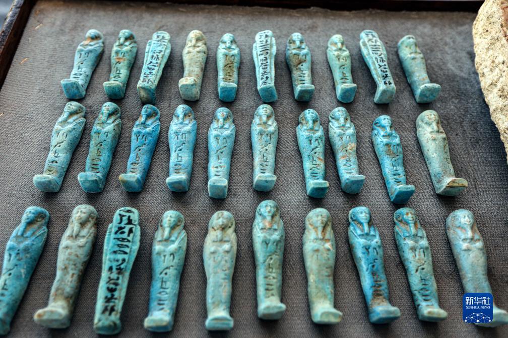 这是10月15日在埃及明亚省考古现场拍摄的出土文物。新华社发（艾哈迈德·戈马摄）