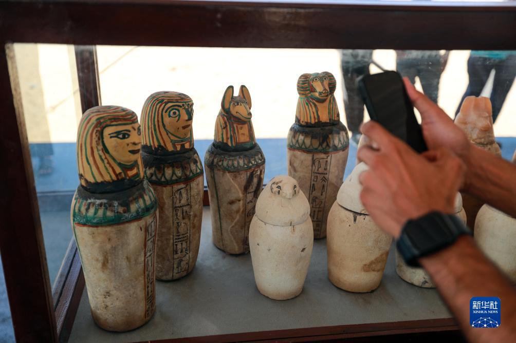 这是10月15日在埃及明亚省考古现场拍摄的出土文物。新华社记者 隋先凯 摄