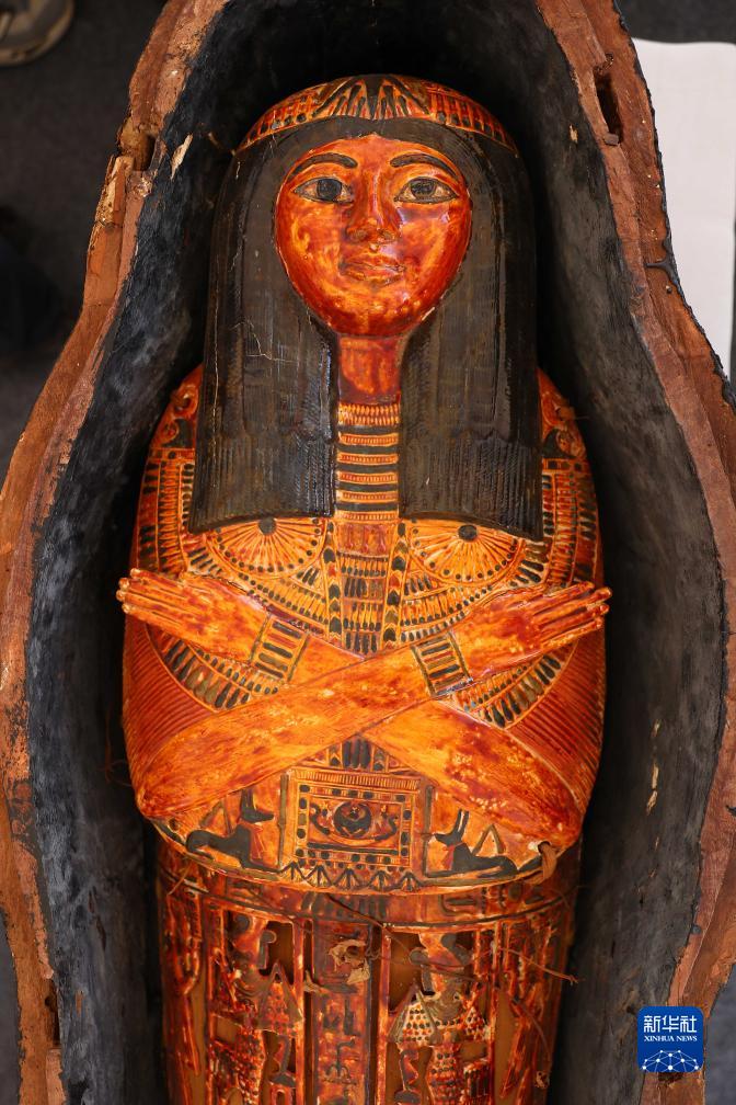 这是10月15日在埃及明亚省考古现场拍摄的彩绘木乃伊棺椁。新华社发（艾哈迈德·戈马摄）