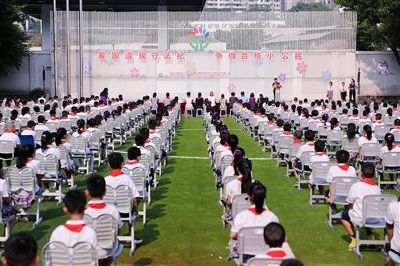 图①：在朵力小学，“小公民法律课堂”宣讲团成员为师生们上法治教育课。