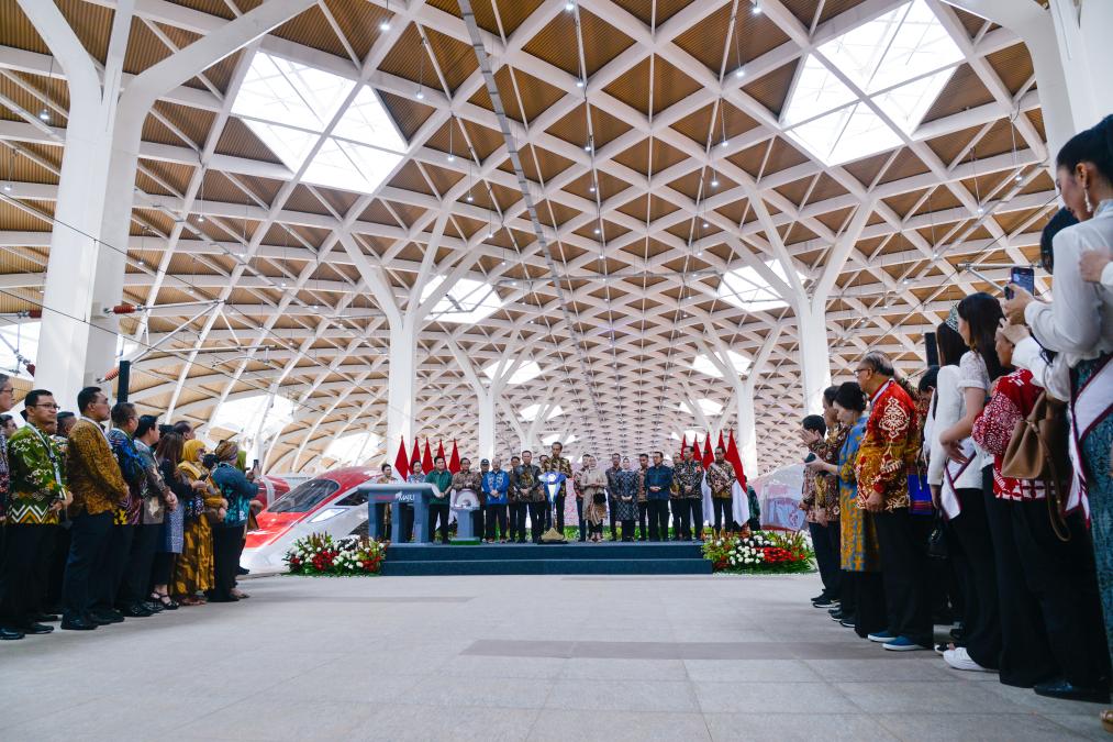 10月2日，在印度尼西亚雅加达哈利姆高铁站，印尼总统佐科（中）在雅万高铁启用仪式上致辞。