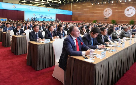 10月17日，“一带一路”企业家大会在北京召开。包括外国政府官员、国际组织和机构代表、外国商协会和中外知名企业负责人在内的1000多名代表参加大会。（新华社记者王毓国摄）