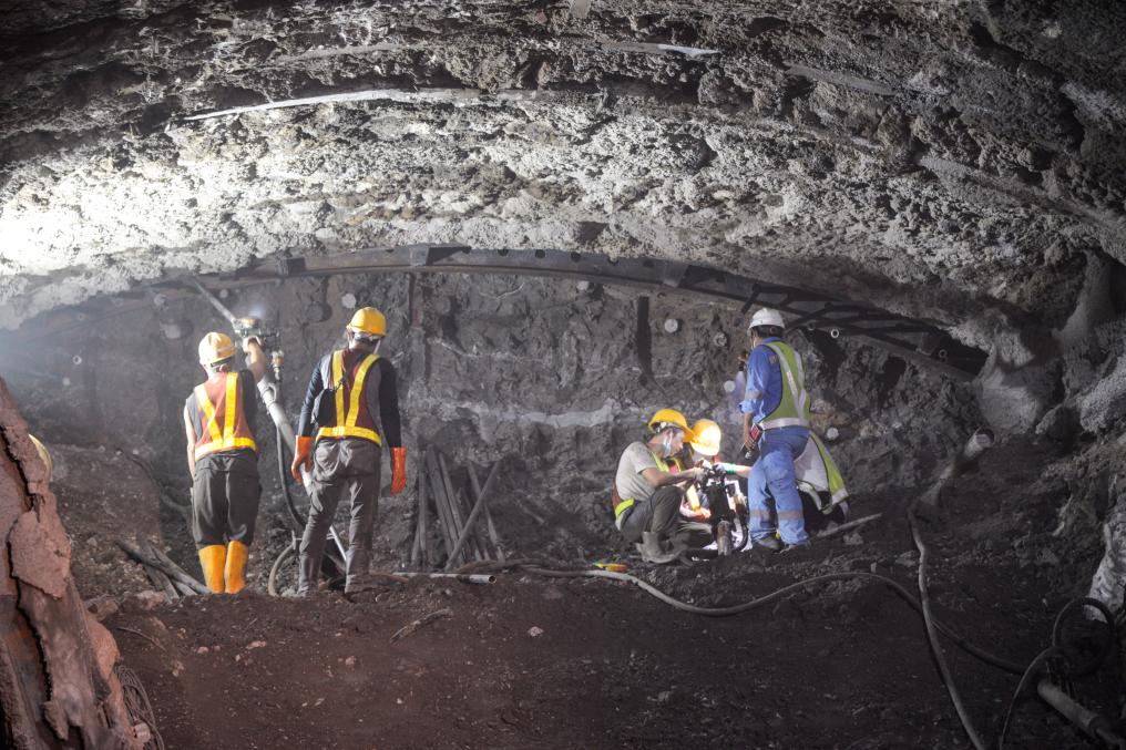 2022年1月28日，在印度尼西亚西爪哇省普哇加达县，工作人员在雅万高铁2号隧道内作业。