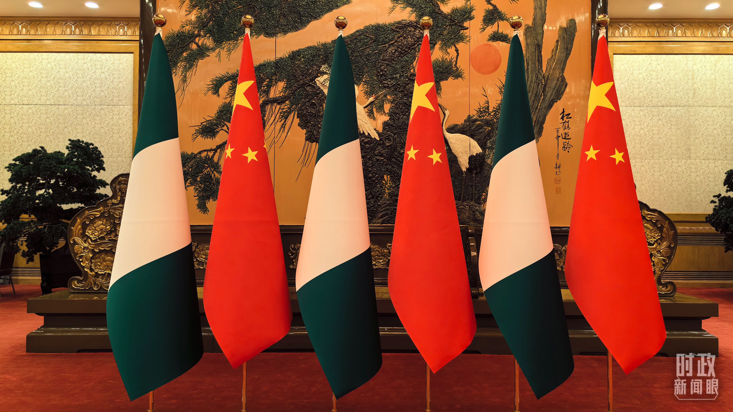 △会见现场的中国、尼日利亚国旗。（总台央视记者陆泓宇拍摄）