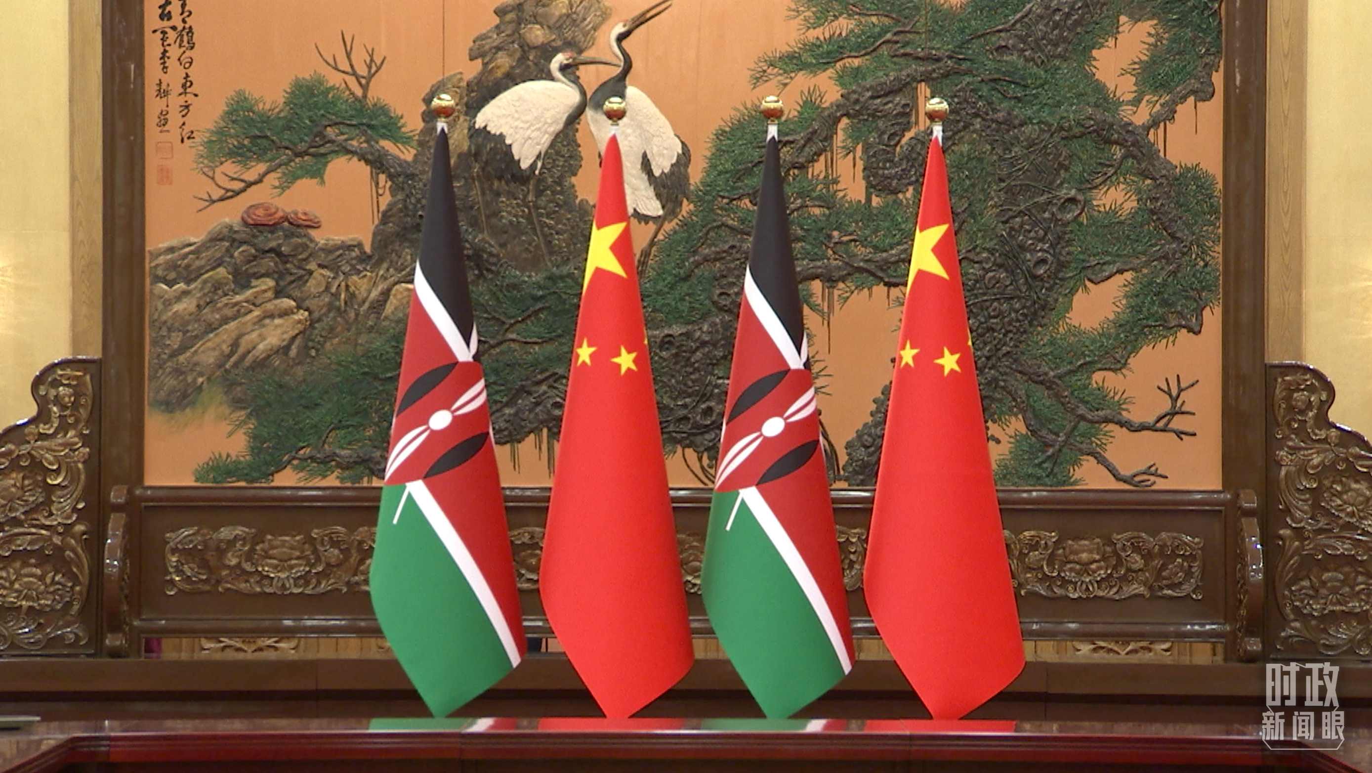 △会见现场的中国、肯尼亚国旗。
