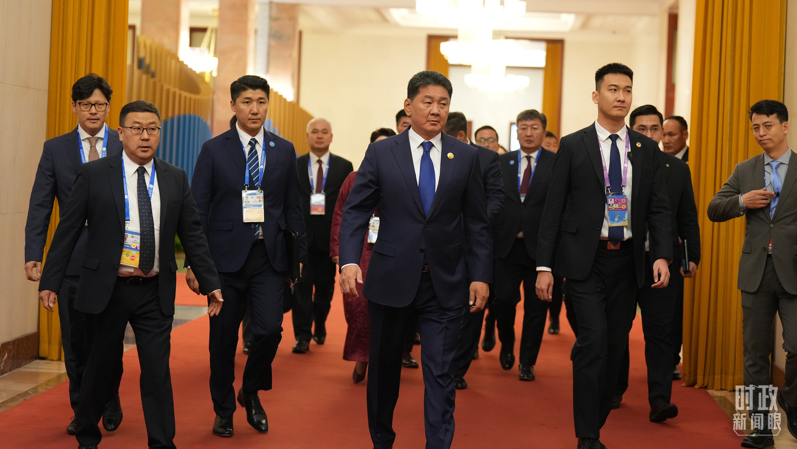 △人民大会堂，蒙古国总统呼日勒苏赫走向会见厅。（总台国广记者李晋拍摄）