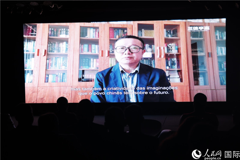 长篇小说《三体》作者刘慈欣通过视频致辞。 人民网记者 时元皓摄