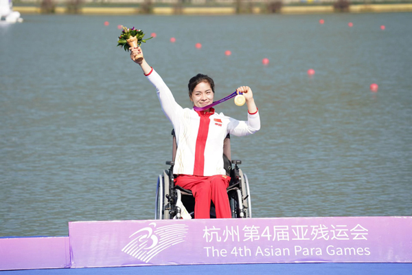 10月23日，在杭州亚残运会皮划艇女子KL1级决赛中，中国代表团皮划艇运动员谢毛三（肢残）收获金牌。人民网记者 李乃妍摄