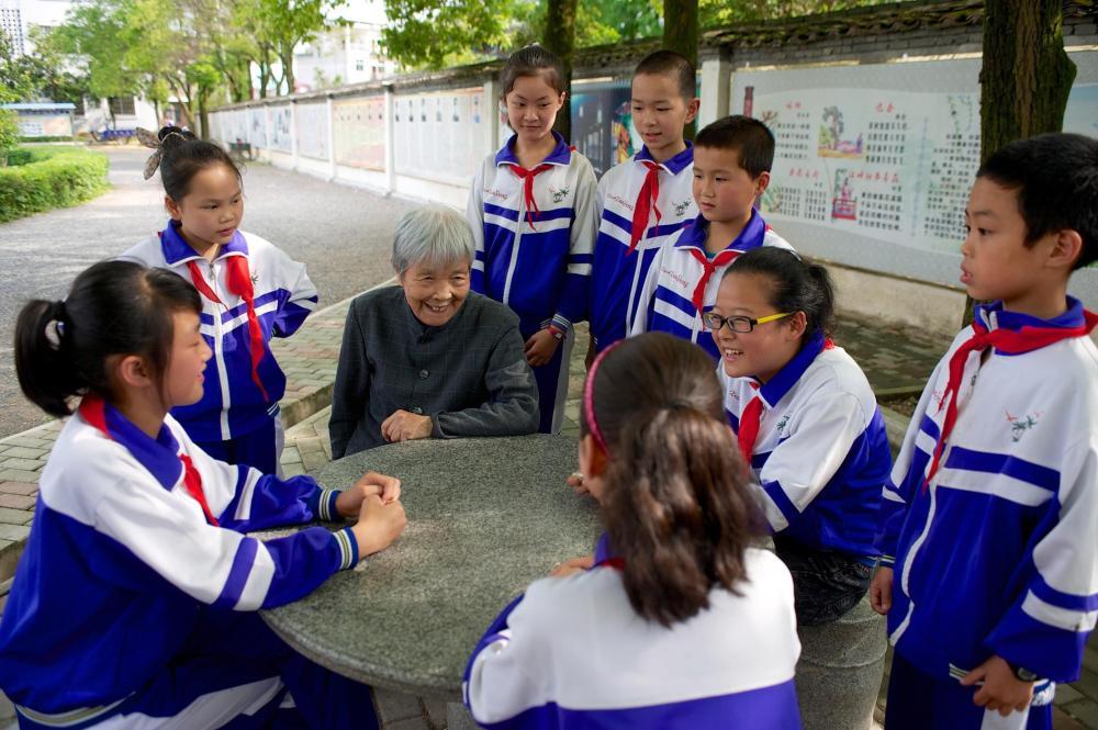 △2013年5月21日，龚全珍老人和江西萍乡市莲花县的孩子们在一起。