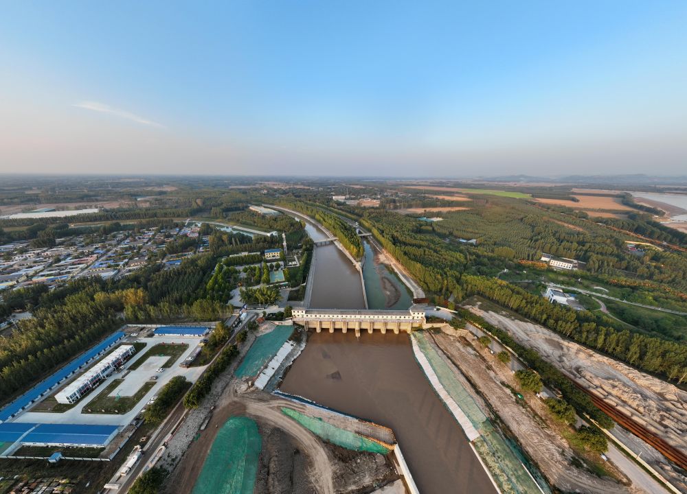 山东聊城位山灌区的黄河位山闸和引水渠（2023年10月10日摄，无人机照片）。新华社记者 邢广利 摄