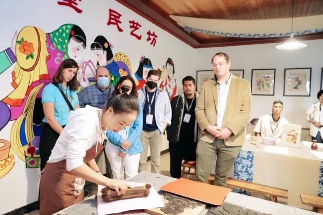 △美国席勒协会青年代表团在四川感受中国传统文化。