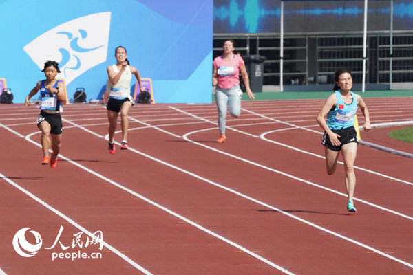 10月23日，杭州亚残运会田径女子200米T36级决赛，中国体育代表团选手史逸婷(右一)在比赛中。人民网记者 胡雪蓉摄