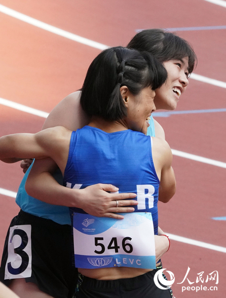 10月23日，杭州亚残运会田径女子200米T36级比赛结束后，中国体育代表团选手史逸婷(后)与韩国选手全珉彩相拥庆祝。人民网记者 胡雪蓉摄