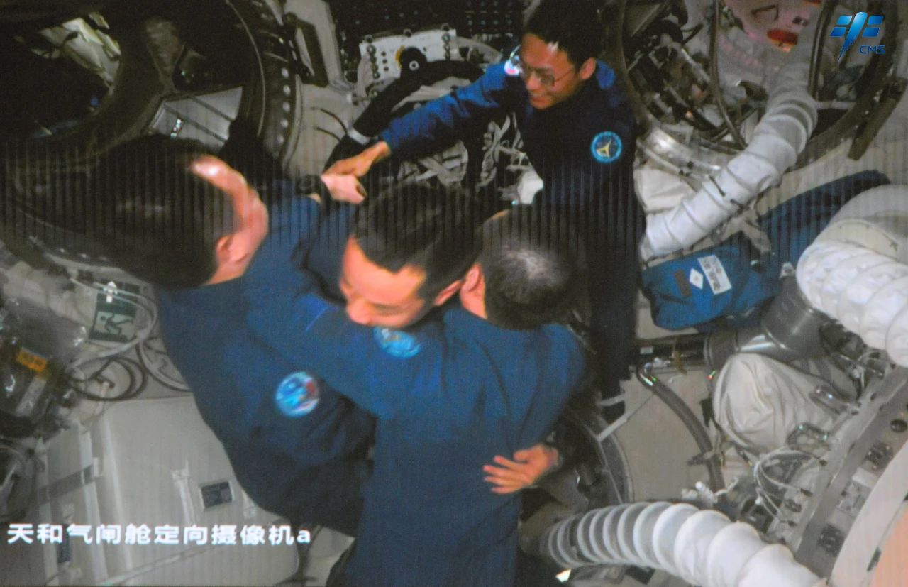 神舟十七号航天员乘组顺利进入空间站。中国载人航天工程办公室供图