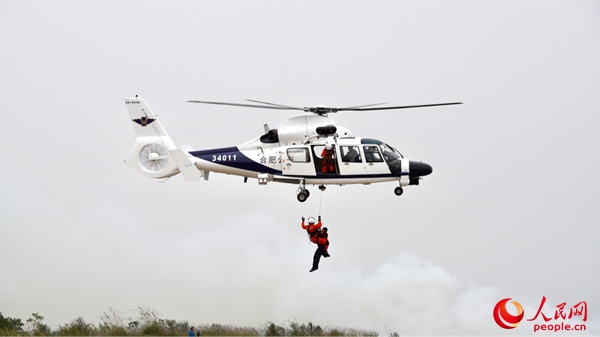 图为AC312E直升机正在实施绞车救援。人民网记者 唐宋摄