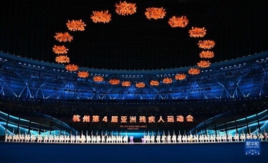10月28日，各代表团旗帜在闭幕式上一字排开。