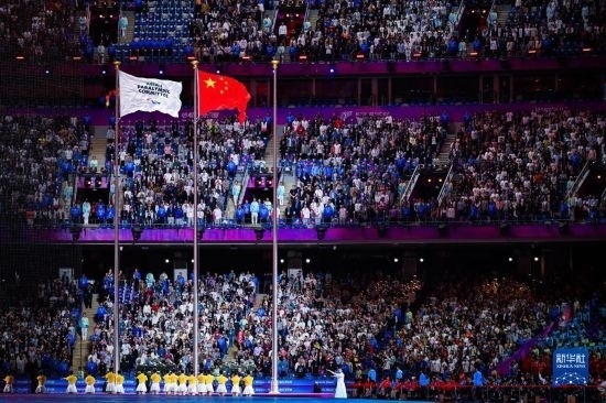 10月28日，亚残奥委员会会旗和中华人民共和国国旗在闭幕式上升起。