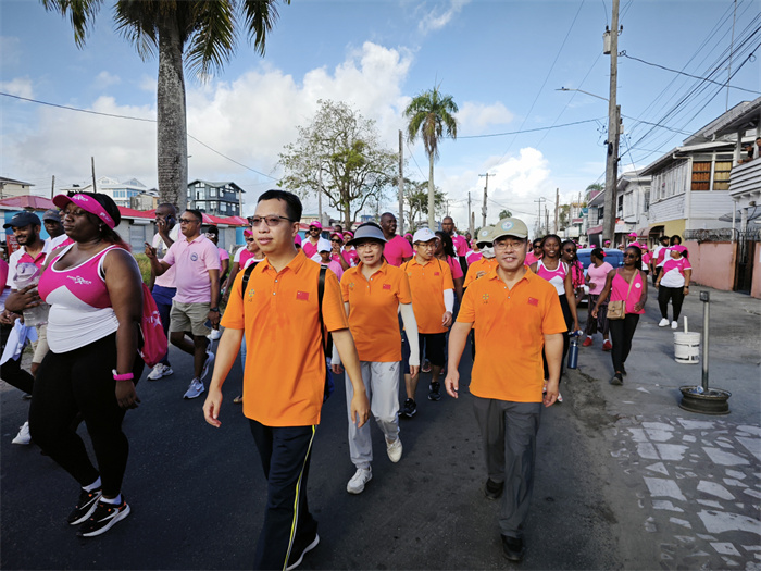 援圭亚那医疗队参加健康徒步宣传活动。第19期中国援圭亚那医疗队供图