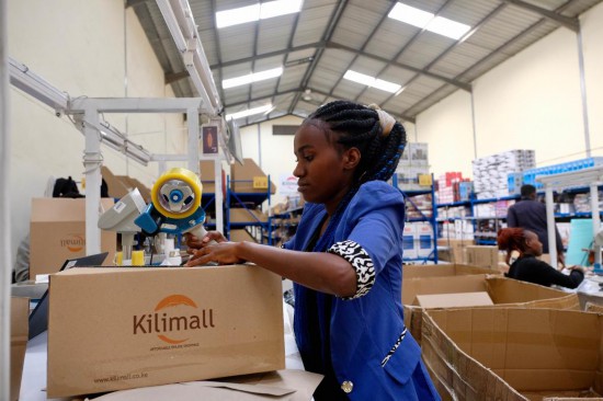 2019年11月11日，在电商平台Kilimall位于肯尼亚首都内罗毕南郊的仓库，一名工作人员在打包商品。新华社记者 杨臻 摄