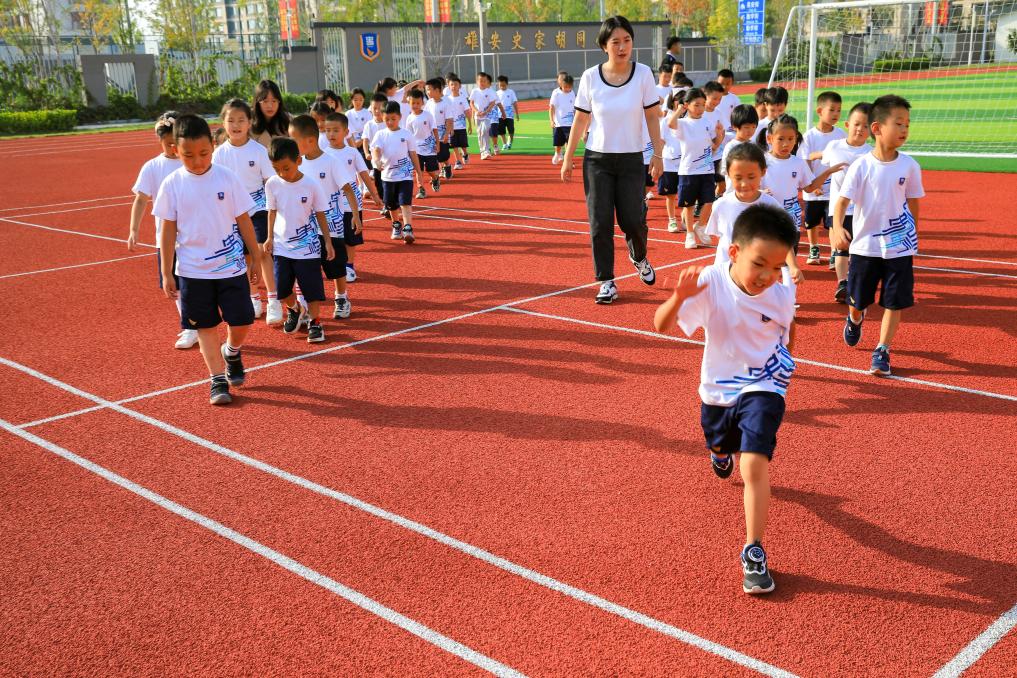 2023年9月，雄安史家胡同小学的学生们在操场上活动。新华社记者张铖 摄