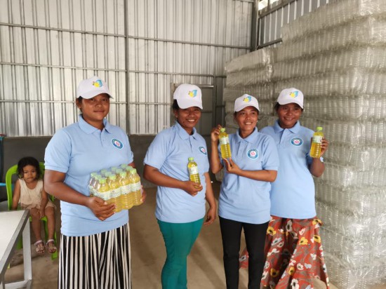 2020年7月31日，村民在柬埔寨干丹省莫穆坎普县斯瓦安普乡的洗洁精加工厂展示生产的洗洁精。中国援柬减贫示范合作项目推动这里的两个扶贫村在新冠疫情下持续发展，焕发出新活力。新华社发