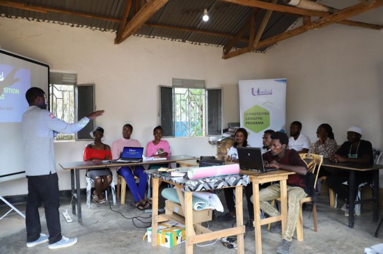 10月14日，在乌干达纳基瓦莱难民营，“未释放-运动潜能组织”的学员们在上课。新华社记者 聂祖国 摄