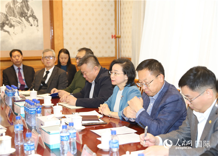 1.2023年10月30日，沈敏娟（右三）大使与中企代表座谈。人民网记者 霍文摄