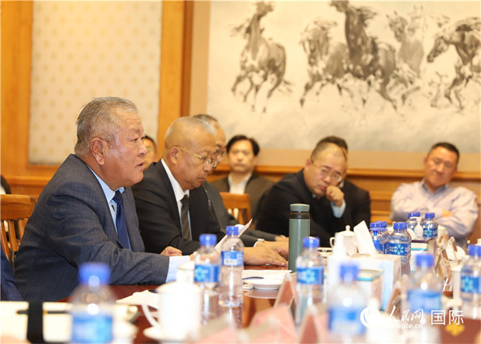 2.2023年10月30日，张义波（左一）会长汇报商会工作情况。人民网记者 霍文摄