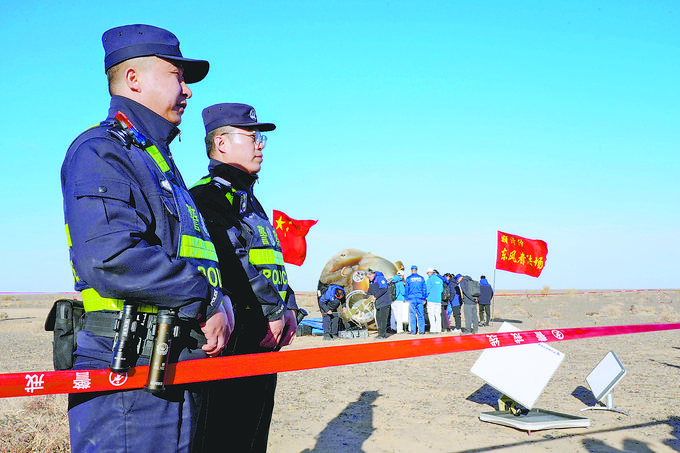 图为10月31日，内蒙古出入境边防检查总站阿拉善边境管理支队民警在执勤。张杰摄
