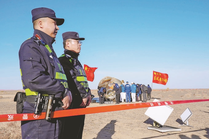 图为10月31日，内蒙古出入境边防检查总站阿拉善边境管理支队民警在执勤。张杰摄