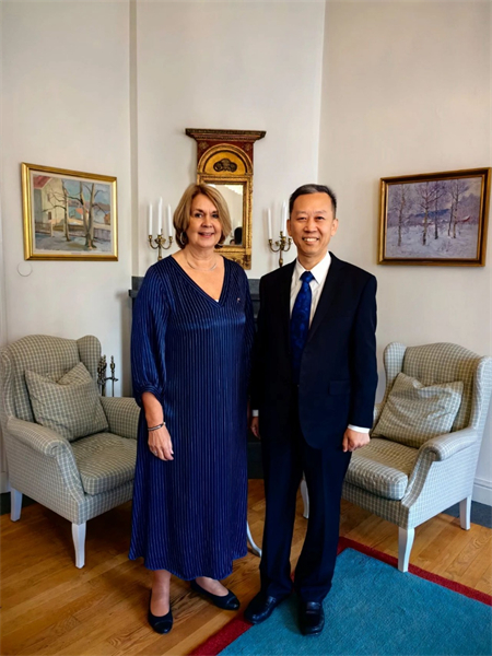 中国驻瑞典大使崔爱民（右）会见瑞典耶姆特兰省省督荣格（左）。中国驻瑞典大使馆供图