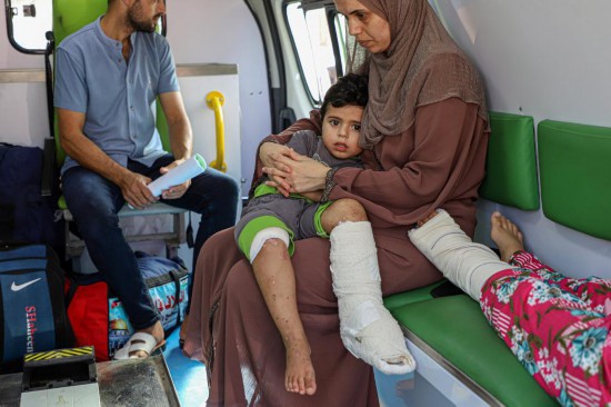  11月1日，受伤人员在拉法口岸加沙一侧的救护车中等待前往埃及。新华社发（里泽克·阿卜杜勒贾瓦德摄）