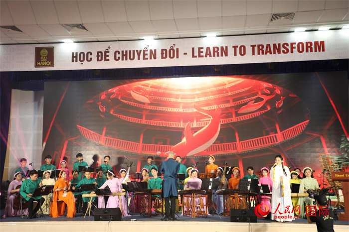越南新活力民族乐团的艺术家在进行演奏。人民网记者杨晔摄 