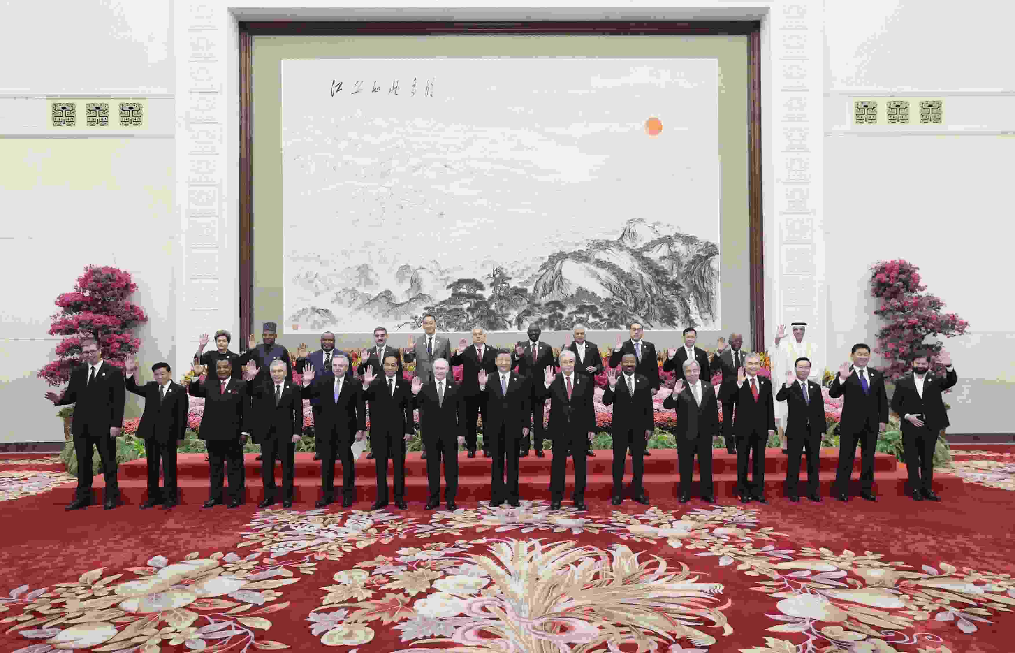 △10月18日，习近平主席在北京人民大会堂出席第三届“一带一路”国际合作高峰论坛开幕式并发表题为《建设开放包容、互联互通、共同发展的世界》的主旨演讲。这是会前，习近平主席同出席高峰论坛的外国国家元首、政府首脑和国际组织负责人等国际贵宾集体合影。