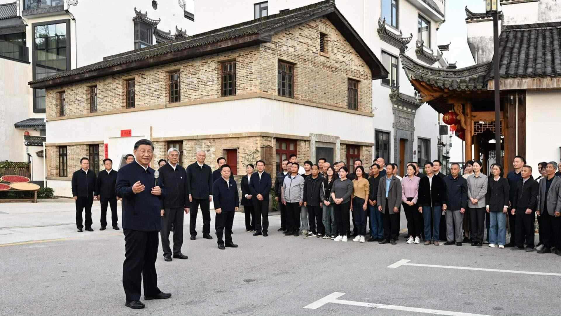 △10月11日，习近平总书记在上饶市婺源县秋口镇王村石门自然村考察时，同村民们亲切交流。