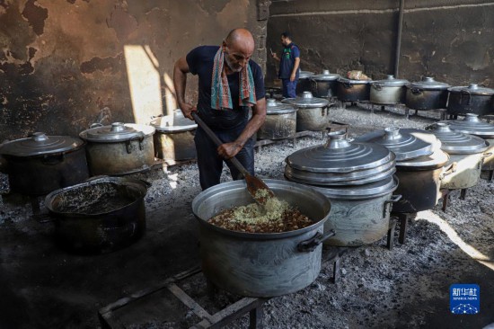 11月3日，在加沙地带南部城市拉法，人们在煤气中断后用柴火做饭。新华社发（里泽克·阿卜杜勒贾瓦德摄）