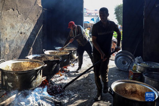 11月3日，在加沙地带南部城市拉法，人们在煤气中断后用柴火做饭。新华社发（里泽克·阿卜杜勒贾瓦德摄）