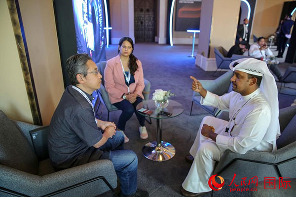 人民网记者采访迪拜创新企业家索莱曼·里法伊（右一），索莱曼表示期待加强与中方合作。人民网 塔里克·易卜拉欣 摄