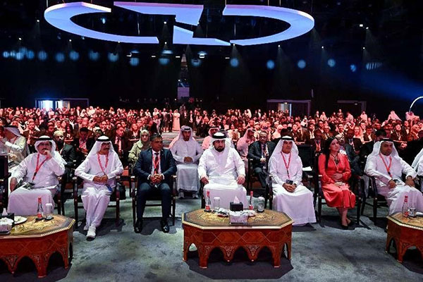 在迪拜第二副酋长艾哈迈德（前排右起第四位）见证下，迪拜综合经济区管理局宣布设立价值5亿迪拉姆的风险投资基金。迪拜商会供图