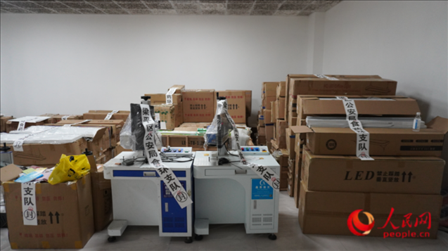 查封的假冒品牌灯具等。人民网 肖聪聪 摄
