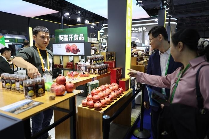 11月6日，在第六届进博会食品及农产品展区，阿富汗食品吸引参展人员。