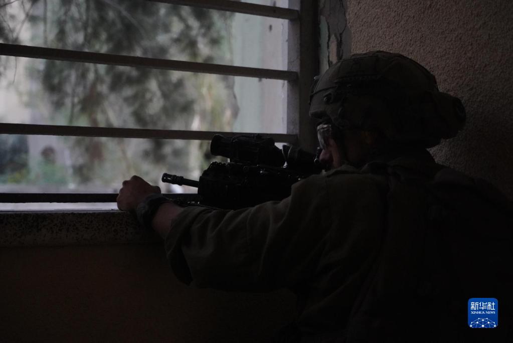 这张以色列国防军11月9日发布的照片显示，以军地面部队在加沙城进行军事行动。新华社发